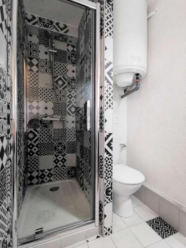 une salle de bain avec douche et toilettes dans l'établissement Résidence Terrasses De La Mediterranee 3 - APPT T2 CAB OU MEZZ 4 couchages PORT LEUCATE MAE-5434, à Port-Leucate