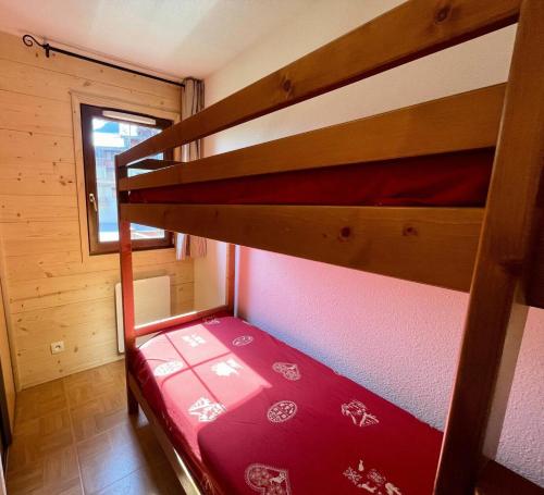 a bedroom with two bunk beds in a cabin at Les Chalets Des Evettes - 3 Pièces pour 6 Personnes 44 in Notre-Dame-de-Bellecombe