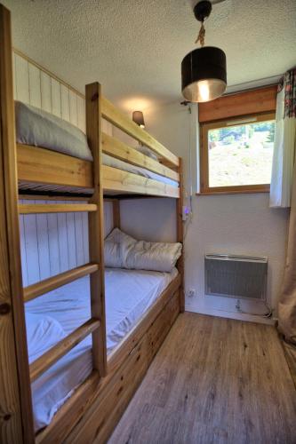 une chambre avec deux lits superposés et une fenêtre dans l'établissement Résidence Le Champs Sous Jerome - Studio de charme MAE-2754, à Notre-Dame-de-Bellecombe