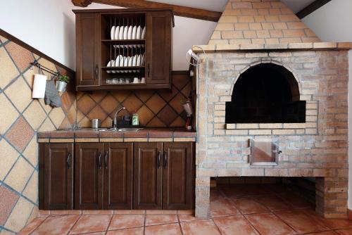 勞羅塔瓦的住宿－La Planta Vieja，厨房配有带台面的砖炉
