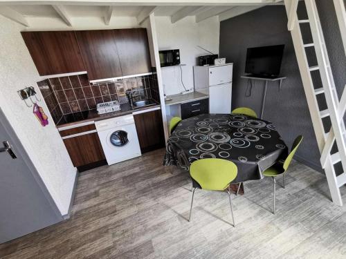 a kitchen and a table and chairs in a room at Résidence LES MAISONS DU PORT - Maisons & Villas pour 6 Personnes 74 in Port Leucate