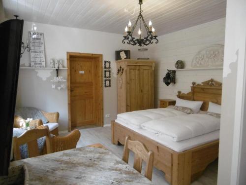 Un pat sau paturi într-o cameră la Gästehaus Liebler