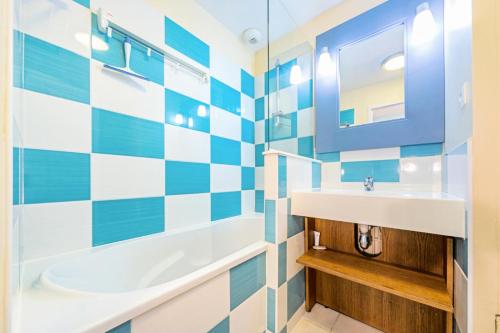 ein Badezimmer mit einer blau-weißen Wand in der Unterkunft Les Maisons de Belle Dune - maeva Home - Maison 2 pièces 5 personnes Sélection MAE-4185 in Fort-Mahon-Plage