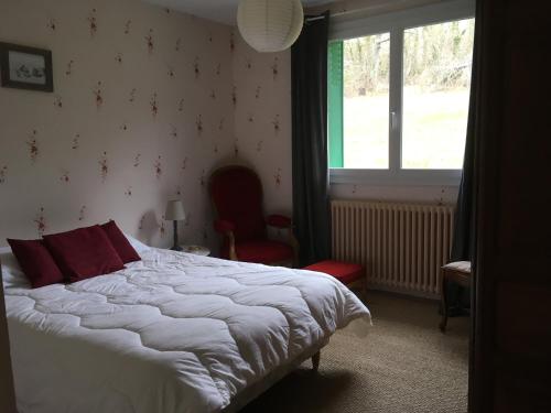 ein Schlafzimmer mit einem großen Bett und einem Fenster in der Unterkunft chez Anne in Tanlay