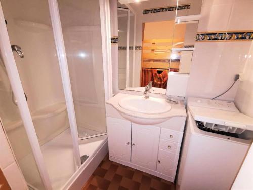 een kleine badkamer met een wastafel en een douche bij Résidence MAISONS DE LA MER 2 - 2 Pièces pour 4 Personnes 94 in Port Leucate