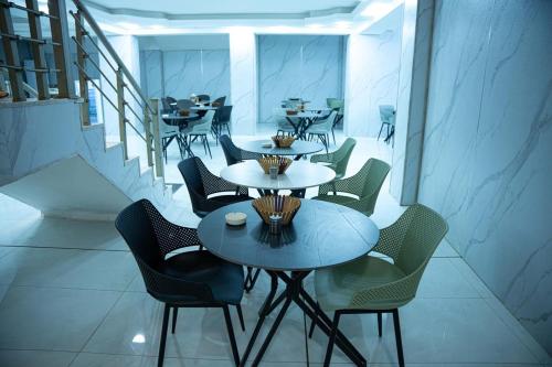Malik Dijlah Hotel في بغداد: مجموعة طاولات وكراسي في مطعم
