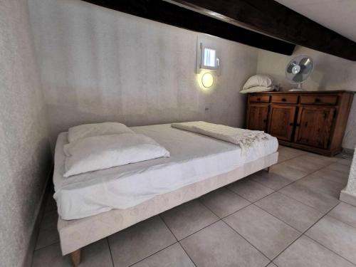 une chambre avec un lit et une commode dans l'établissement Résidence Les Leucatines 1 - VILLA T2 MEZZANINE 6 couchages PORT LEUCATE MAE-5524, à Port-Leucate