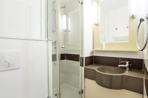 une salle de bain avec un lavabo et une douche dans l'établissement Résidence le Village de Cap Esterel - maeva Home - Appartement duplex 2 pièces 7 personnes Sélection MAE-4540, à Saint-Raphaël
