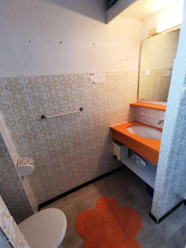 une salle de bain avec un lavabo et un miroir dans l'établissement Résidence Les Nefs Des Sables - APPT T2 CAB OU MEZZ 6 couchages PORT LEUCATE. Réf: 2NEF_33K3 MAE-5534, à Port-Leucate