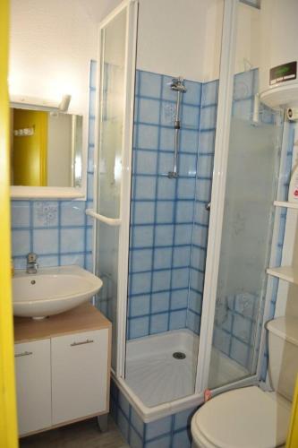 une salle de bain avec une douche, des toilettes et un lavabo dans l'établissement Résidence Belle Plage - 2 Pièces 5 couchages PORT LEUCATE. Réf: 3BP_15D MAE-5544, à Port-Leucate