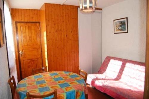 - une chambre avec une table, un lit et une porte dans l'établissement Résidence Les Patios 1 - VILLA 3 PIECES 6 couchages PORT LEUCATE MAE-5564, à Port-Leucate