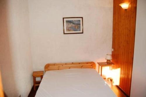 une chambre avec un lit et un tableau au mur dans l'établissement Résidence Les Patios 1 - VILLA 3 PIECES 6 couchages PORT LEUCATE MAE-5564, à Port-Leucate