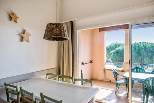 une salle à manger avec une table et des chaises et une fenêtre dans l'établissement Village Pont Royal en Provence - maeva Home - Appartement 2 pièces 6 personnes climatisé - Prestige MAE-4537, à Mallemort