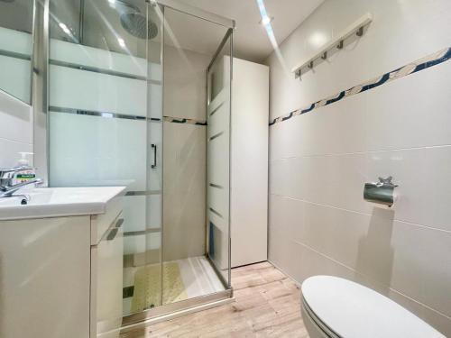 een badkamer met een douche en een toilet bij White House Nervion in Benidorm