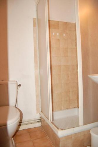 une salle de bain avec toilettes et douche dans l'établissement Résidence Grande Bleue - 2 Pièces 4 couchages PORT LEUCATE MAE-5614, à Port-Leucate