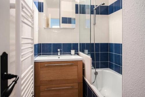y baño con lavabo, bañera y ducha. en Résidence La Pinède - maeva Home - Appartement 2 pièces 6 personnes Sélec 32, en Hyères