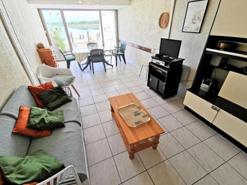 un salon avec un canapé et une table dans l'établissement Résidence Marina Plage - VILLA 3 PIECES 6 couchages PORT LEUCATE MAE-5644, à Port-Leucate