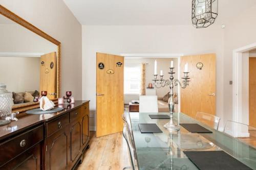 曼徹斯特的住宿－Protea Homestay，一间带桌子和镜子的用餐室