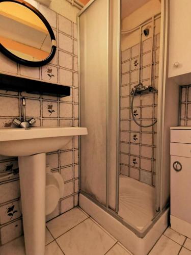 une salle de bain avec un lavabo et une douche dans l'établissement Résidence Marina Plage - VILLA 3 PIECES 6 couchages PORT LEUCATE MAE-5644, à Port-Leucate