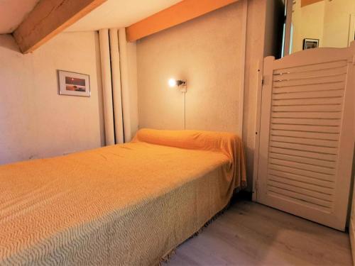 - une petite chambre avec un lit et une couverture orange dans l'établissement Résidence Marina Plage - VILLA 3 PIECES 6 couchages PORT LEUCATE MAE-5644, à Port-Leucate