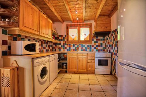 Kuchyň nebo kuchyňský kout v ubytování Chalet De Cassiopee - Demi chalet dans un cadre exceptionnel a côté des pistes MAE-2944