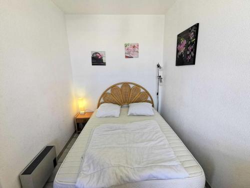 une chambre avec un grand lit dans une pièce dans l'établissement Résidence Terrasses De La Mediterranee 1 - 2 Pièces 4 couchages PORT LEUCATE MAE-5654, à Port-Leucate