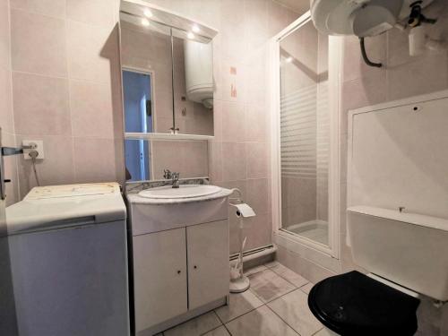 une salle de bain blanche avec un lavabo et une douche dans l'établissement Résidence Terrasses De La Mediterranee 1 - 2 Pièces 4 couchages PORT LEUCATE MAE-5654, à Port-Leucate