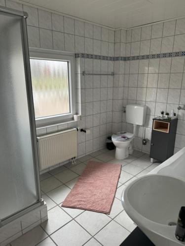 łazienka z wanną, toaletą i umywalką w obiekcie Ruhige Wohnung in Nethen beim Beach Club w mieście Rastede