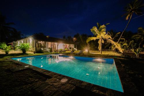 Bazén v ubytování Ardeen Villa - superb 3 bedroom beachfront for 6, BB, free pick up for 7 night stays arriving together, fully serviced, taxes included nebo v jeho okolí