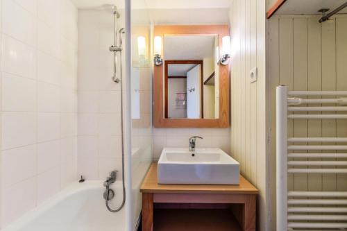 une salle de bain avec un lavabo, une baignoire et un miroir dans l'établissement Résidence Port du Crouesty - maeva Home - Appartement 2 pièces 5 personnes Confort MAE-4763, à Arzon