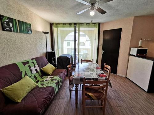 un salon avec un canapé et une table dans l'établissement Résidence Maryland 1 Et 2 - 2 Pièces 4 couchages PORT LEUCATE. Réf: 1MRL_17C MAE-5734, à Port-Leucate