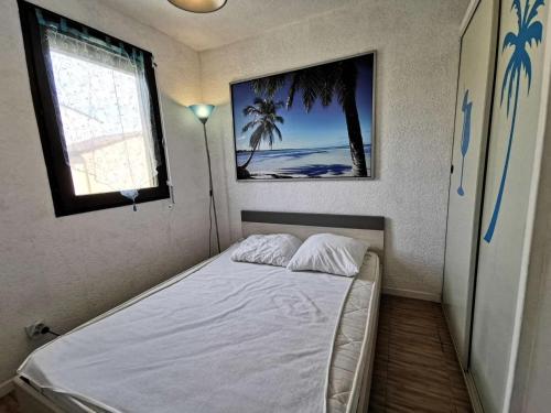une petite chambre avec un lit et une fenêtre dans l'établissement Résidence Maryland 1 Et 2 - 2 Pièces 4 couchages PORT LEUCATE. Réf: 1MRL_17C MAE-5734, à Port-Leucate