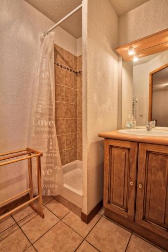 une salle de bain avec douche et lavabo dans l'établissement Résidence Les Oursons - Appartement typique au pied des pistes du Mont Rond MAE-3034, à Notre-Dame-de-Bellecombe