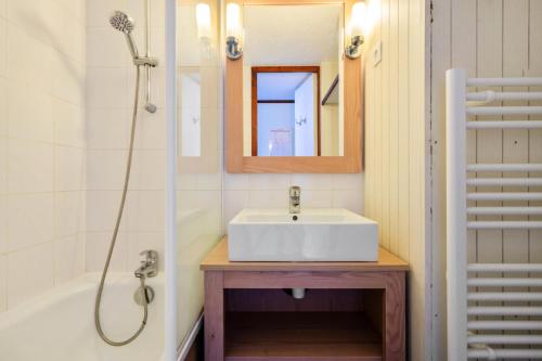 une salle de bain avec un lavabo blanc et une douche dans l'établissement Résidence Port du Crouesty - maeva Home - Appartement 2 pièces 5 personnes Confort MAE-4782, à Arzon