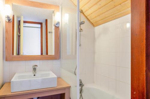 une salle de bain avec un lavabo, une baignoire et un miroir dans l'établissement Résidence Port du Crouesty - maeva Home - Appartement duplex 3 pièces 7 personnes Confort MAE-4800, à Arzon