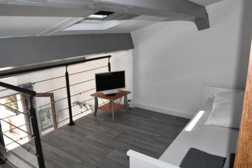 une chambre avec un lit et un ordinateur sur une table dans l'établissement Résidence Le Hameau Des Pecheurs - VILLA 3 PIECES 6 couchages PORT LEUCATE MAE-5824, à Port-Leucate