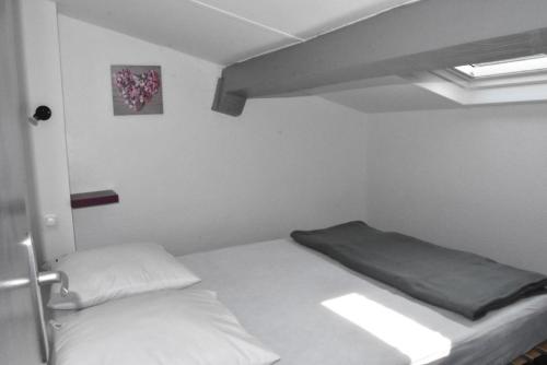 une chambre blanche avec un lit et une fenêtre dans l'établissement Résidence Le Hameau Des Pecheurs - VILLA 3 PIECES 6 couchages PORT LEUCATE MAE-5824, à Port-Leucate