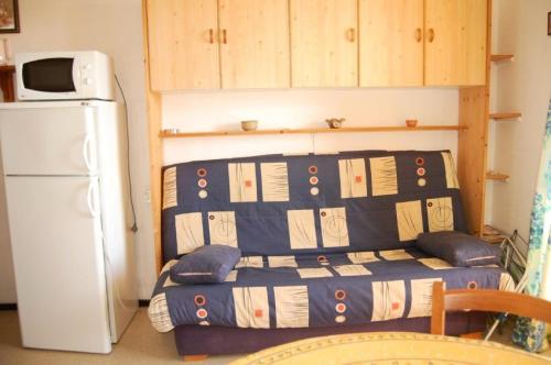 - un salon avec un canapé et un réfrigérateur dans l'établissement Résidence Belle Plage - 2 Pièces 4 couchages PORT LEUCATE. Réf: 3BP_26A MAE-5844, à Port-Leucate