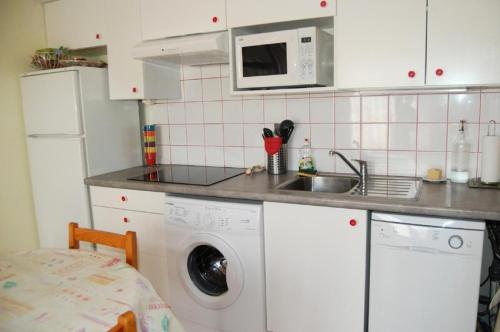 une cuisine avec un évier et une machine à laver dans l'établissement Résidence Grande Bleue - VILLA T2 MEZZANINE 6 couchages PORT LEUCATE MAE-5794, à Port-Leucate