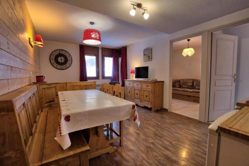 Photo de la galerie de l'établissement Les Chalets Des Evettes - Appartement six personnes, résidence avec piscine au pied des pistes MAE-3074, à Notre-Dame-de-Bellecombe