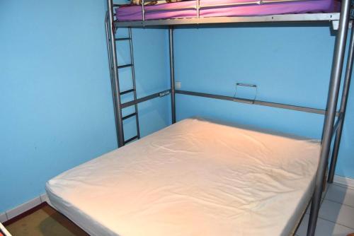une chambre avec deux lits superposés dans une pièce dans l'établissement Résidence Le Neptune - 2 Pièces pour 5 Personnes 64, à Port-Leucate