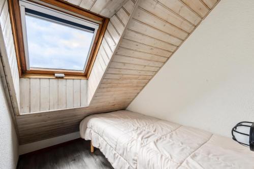 un lit dans une chambre avec une fenêtre dans l'établissement Résidence Port du Crouesty - maeva Home - Appartement duplex 3 pièces 7 personnes Confort MAE-4804, à Arzon