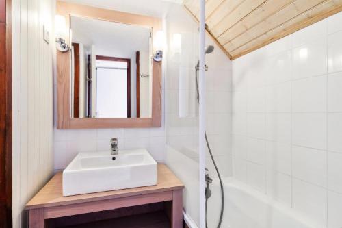 une salle de bain avec un lavabo blanc et une douche dans l'établissement Résidence Port du Crouesty - maeva Home - Appartement duplex 3 pièces 7 personnes Confort MAE-4804, à Arzon