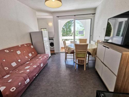 Cette chambre comprend un lit, une table et une cuisine. dans l'établissement Résidence Les Arcades - 2 Pièces 4 couchages PORT LEUCATE MAE-5874, à Port-Leucate
