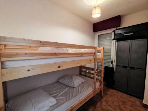 quelques lits superposés dans une chambre dans l'établissement Résidence Les Arcades - 2 Pièces 4 couchages PORT LEUCATE MAE-5874, à Port-Leucate
