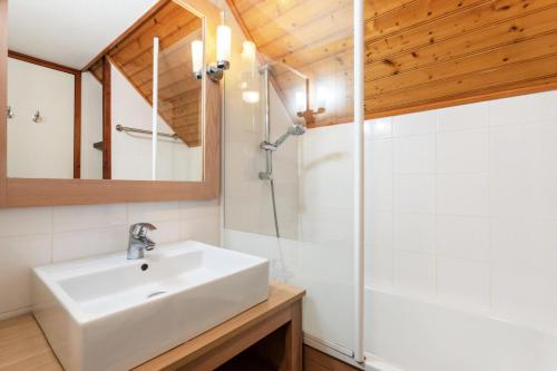 une salle de bain avec un lavabo et une douche dans l'établissement Résidence Port du Crouesty - maeva Home - Appartement duplex 3 pièces 7 personnes Confort MAE-4807, à Arzon