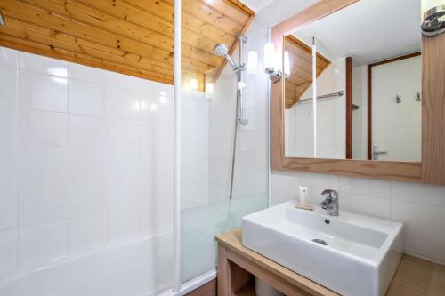 une salle de bain avec un lavabo, une douche et un miroir dans l'établissement Résidence Port du Crouesty - maeva Home - Appartement duplex 3 pièces 7 personnes Confort MAE-4811, à Arzon