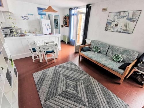 un salon avec un canapé et une table dans l'établissement Résidence Le Cap De Front - VILLA T2 5 couchages PORT LEUCATE MAE-5884, à Port-Leucate