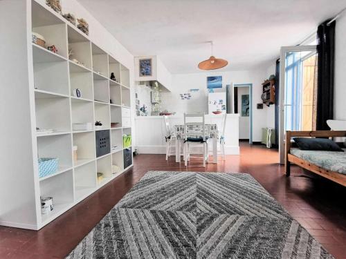 - un salon avec des étagères blanches et une table dans l'établissement Résidence Le Cap De Front - VILLA T2 5 couchages PORT LEUCATE MAE-5884, à Port-Leucate