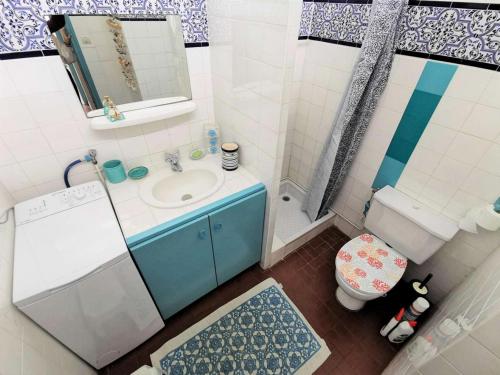 une petite salle de bain avec un lavabo et des toilettes dans l'établissement Résidence Le Cap De Front - VILLA T2 5 couchages PORT LEUCATE MAE-5884, à Port-Leucate